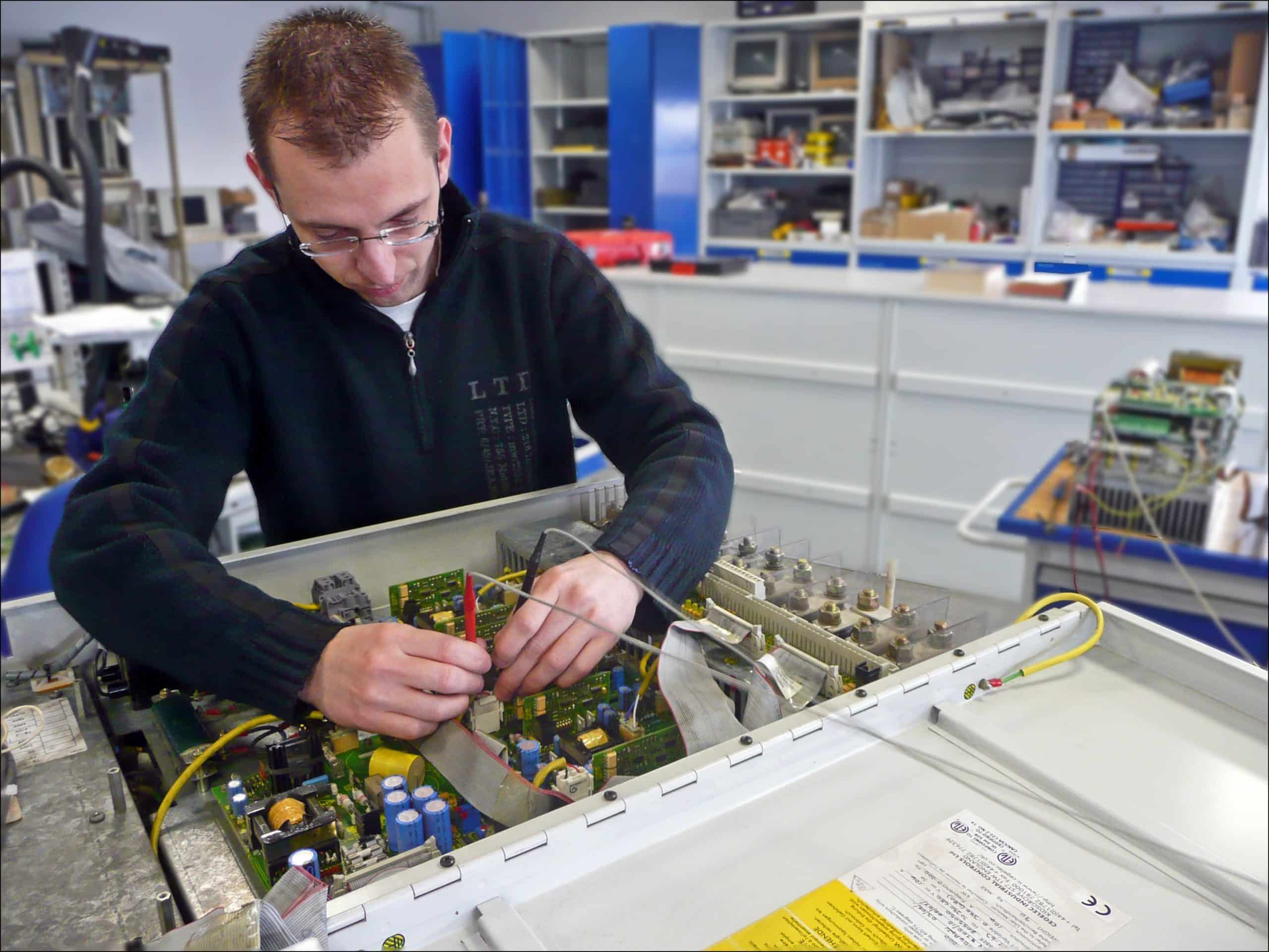 Technicien électronique en atelier